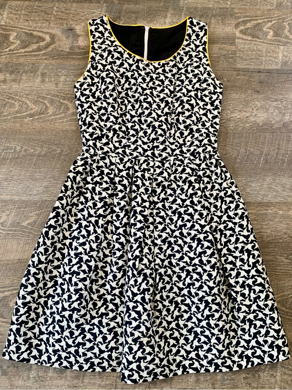 Sleeveless Black & White A-Line Bird Pattern  Dress with Yellow Tipping